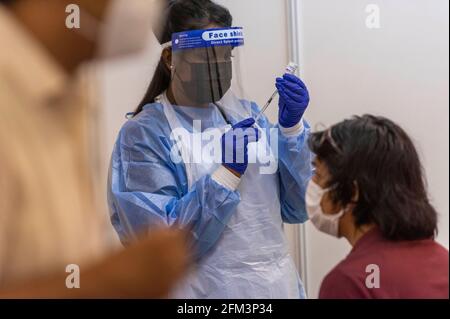 Kuala Lumpur, Malaisie. 5 mai 2021. Un travailleur médical prépare une dose du vaccin COVID-19 dans un centre de vaccination COVID-19 à Kuala Lumpur, Malaisie, le 5 mai 2021. La Malaisie a signalé 3,744 nouvelles infections à COVID-19, a déclaré mercredi le ministère de la Santé, portant le total national à 424,376. Credit: Chong Voon Chung/Xinhua/Alay Live News Banque D'Images