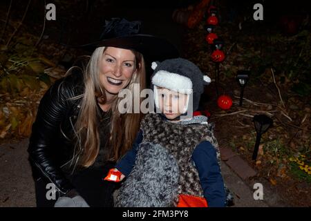 Halloween trick et treater maman avec son fils habillé comme un lapin. St Paul Minnesota MN États-Unis Banque D'Images