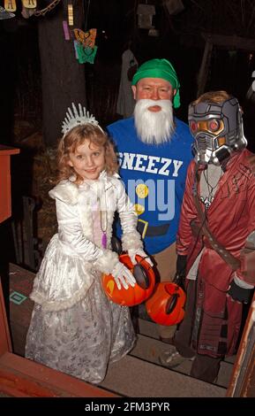 Halloween trick and traiteurs avec papa comme Sneezy des sept Dwarfs, une princesse et Star-Lord de Guardians de la galaxie. St Paul Minnesota MN États-Unis Banque D'Images