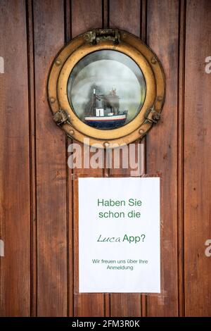 Horumersiel, Allemagne. 05e mai 2021. 'Avez-vous déjà l'application Luca ?' est écrit sur la porte d'entrée d'un restaurant. A partir du 10 mai 2021, des séjours touristiques d'une nuit en Basse-Saxe en dehors des points chauds de Corona seront à nouveau possibles, initialement seulement pour les résidents de l'État. Ils pourront ensuite s'enregistrer à nouveau dans les hôtels, les appartements de vacances et les campings, en lien avec des tests rapides négatifs ou des preuves de vaccination. Credit: Sina Schuldt/dpa/Alay Live News Banque D'Images