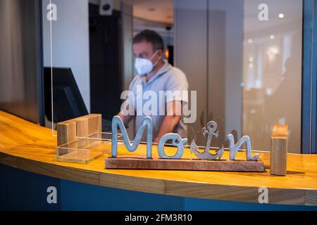 Horumersiel, Allemagne. 05e mai 2021. Mario Krar, opérateur d'hôtel et de restaurant, se tient à la réception de l'hôtel. A partir du 10 mai 2021, des séjours touristiques d'une nuit en Basse-Saxe en dehors des points chauds de Corona doivent être à nouveau possibles, pour le moment seulement pour les propres résidents. Ils pourront ensuite effectuer de nouveau des formalités d'enregistrement dans les hôtels, les appartements de vacances et les campings, ainsi que des tests rapides négatifs ou des preuves de vaccination. Credit: Sina Schuldt/dpa/Alay Live News Banque D'Images