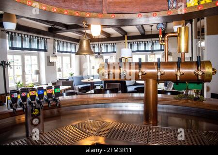 Horumersiel, Allemagne. 05e mai 2021. Le bar fermé dans un restaurant. A partir de lundi, les séjours touristiques de nuit en Basse-Saxe en dehors des points chauds de Corona seront à nouveau possibles, pour le moment seulement pour ses propres résidents. Ils pourront ensuite effectuer de nouveau des formalités d'enregistrement dans les hôtels, les appartements de vacances et les campings, ainsi que des tests rapides négatifs ou des preuves de vaccination. Credit: Sina Schuldt/dpa/Alay Live News Banque D'Images