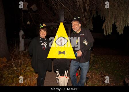 Halloween Trick et treater déguisement de costume comme Bill Cypher avec des parents heureux de frolicking. St Paul Minnesota MN États-Unis Banque D'Images