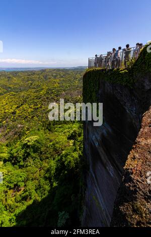 Mt. Nokogiri est une montagne relativement basse mais ce qui est au sommet va vous couper le souffle. Son point de vue supérieur est appelé Jigoku Nozoki, qui est J Banque D'Images