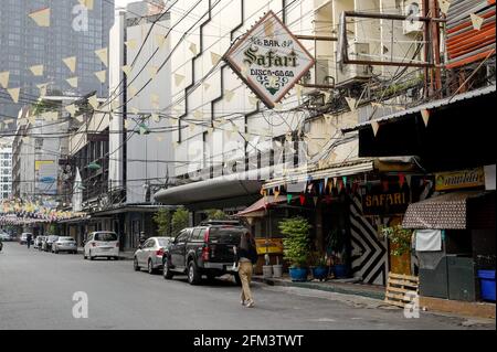 Bangkok, Thaïlande. 05e mai 2021. Vue sur une rue vide dans le célèbre quartier rouge de Patpong. Les lieux de divertissement nocturne de Bangkok, les bars, les pubs et les restaurants sont fermés dans la zone rouge désignée. Un verrouillage partiel a été imposé pendant 2 semaines entre le 3 et le 17 mai 2021, en raison d'une récente augmentation de l'épidémie du virus Covid C-19 dans la capitale. (Photo de Paul Lakatos/SOPA Images/Sipa USA) crédit: SIPA USA/Alay Live News Banque D'Images