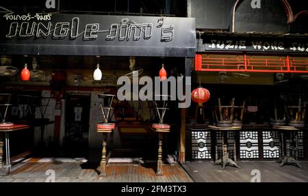 Bangkok, Thaïlande. 05e mai 2021. Vue sur l'espace de divertissement du bar Go Go Go Go de Soi Cowboy, célèbre dans le monde entier. Les lieux de divertissement nocturne de Bangkok, les bars, les pubs et les restaurants sont fermés dans la zone rouge désignée. Un verrouillage partiel a été imposé pendant 2 semaines entre le 3 et le 17 mai 2021, en raison d'une récente augmentation de l'épidémie du virus Covid C-19 dans la capitale. (Photo de Paul Lakatos/SOPA Images/Sipa USA) crédit: SIPA USA/Alay Live News Banque D'Images