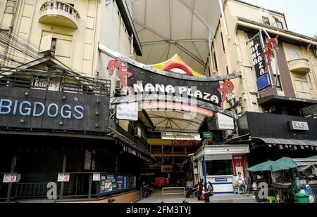 Bangkok, Thaïlande. 05e mai 2021. Vue sur l'entrée de la célèbre Nana Plaza, Go Go Go bar et espace de divertissement. Les lieux de divertissement nocturne de Bangkok, les bars, les pubs et les restaurants sont fermés dans la zone rouge désignée. Un verrouillage partiel a été imposé pendant 2 semaines entre le 3 et le 17 mai 2021, en raison d'une récente augmentation de l'épidémie du virus Covid C-19 dans la capitale. Crédit : SOPA Images Limited/Alamy Live News Banque D'Images