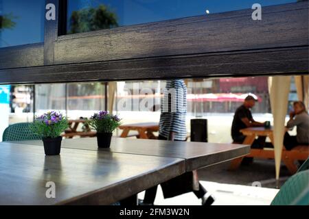 San Mateo, États-Unis. 5 mai 2021. Les résidents locaux bavardes à l'extérieur d'un restaurant de la ville de San Mateo, Californie, États-Unis, le 5 mai 2021. Le comté de San Mateo, où se trouve la ville de San Mateo, se trouve actuellement au niveau orange le moins restrictif du contrôle COVID-19. Crédit : Wu Xiaoling/Xinhua/Alay Live News Banque D'Images