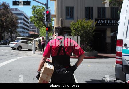 San Mateo, États-Unis. 5 mai 2021. Un homme attend de traverser une rue dans la ville de San Mateo, Californie, États-Unis, le 5 mai 2021. Le comté de San Mateo, où se trouve la ville de San Mateo, se trouve actuellement au niveau orange le moins restrictif du contrôle COVID-19. Crédit : Wu Xiaoling/Xinhua/Alay Live News Banque D'Images