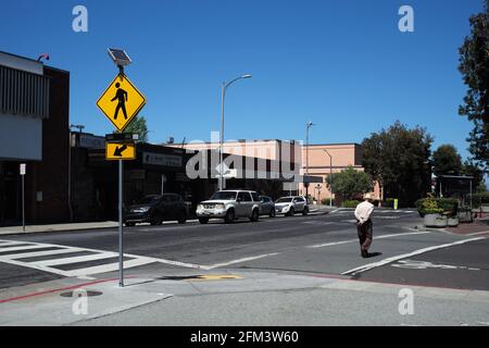 San Mateo, États-Unis. 5 mai 2021. Un homme traverse une rue dans la ville de San Mateo, Californie, États-Unis, le 5 mai 2021. Le comté de San Mateo, où se trouve la ville de San Mateo, se trouve actuellement au niveau orange le moins restrictif du contrôle COVID-19. Crédit : Wu Xiaoling/Xinhua/Alay Live News Banque D'Images