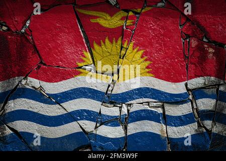 Drapeau national de Kiribati représentant dans les couleurs de peinture sur un vieux mur en pierre. Marquer la bannière sur un fond de mur brisé. Banque D'Images