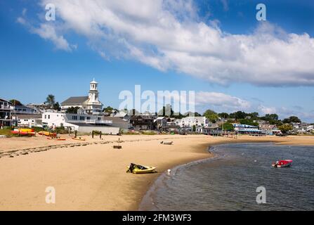 Vue sur la plage de Provincetown, Massachusetts avec un magnifique ciel bleu. Banque D'Images