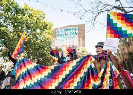 Les manifestants tiennent des drapeaux et des pancartes indigènes andins exprimant leur opinion au cours de la manifestation.environ 400 personnes, principalement de la communauté colombienne de Barcelone, ont manifesté un jour de plus en faveur de la « grève civique indéfinie », Les manifestations qui ont rempli les villes de Colombie pendant des jours contre les politiques du président Ivan Duque Marquez, qui comprennent la réforme du travail, la réforme de la santé, la réforme des pensions et une demande de justice pour les près d'un millier de cas d'abus de la police enregistrés au cours des marches de ces derniers jours. Banque D'Images