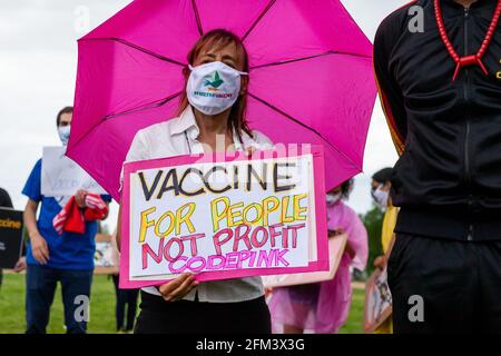 Washington, DC, Etats-Unis, 5 mai 2021. Photo : CODEBINK lors d'un rassemblement pour faire pression sur le gouvernement des États-Unis afin de renoncer aux protections des brevets pour le vaccin Covid-19 et de le rendre facilement accessible au reste du monde. 14 organisations se sont jointes pour accueillir le rassemblement, reconnaissant que l’immunité mondiale est dans l’intérêt de tous. Crédit : Allison C Bailey / Alamy Live News Banque D'Images