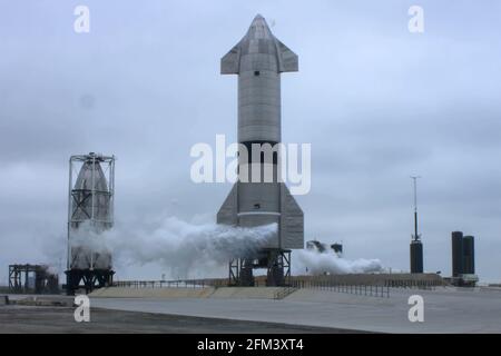 Boca Chica, États-Unis. 05e mai 2021. SpaceX a lancé et débarqué avec succès le navire Starship SN15 au port spatial Starbase de la société à Boca Chica, Texas, le mercredi 5 mai 2021, après avoir échoué à l'atterrissage lors de quatre tentatives précédentes. Après le vol d'essai réussi de SN15, le fondateur et PDG de SpaceX, Elon Musk, a publié sur Twitter : « Starship Landing nominal! » SpaceX/UPI Credit: UPI/Alay Live News