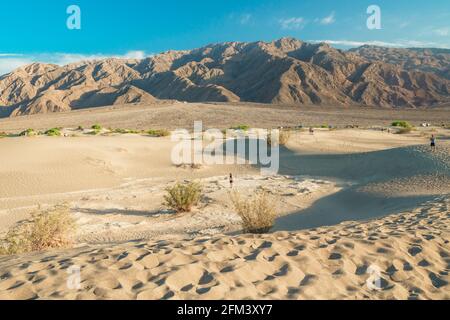 Death Valley, Californie, États-Unis - 14 avril 2021. Randonnée dans le désert. Les touristes rangeant parmi les dunes de sable et prenant des photos de paysage magnifique. Mesquite Banque D'Images