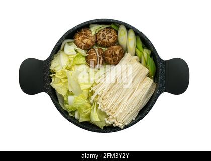 Vue isolée de dessus de divers légumes frais dans la casserole noire pour les ingrédients de la casserole chaude, repas sains repas de soupe asiatique. Banque D'Images