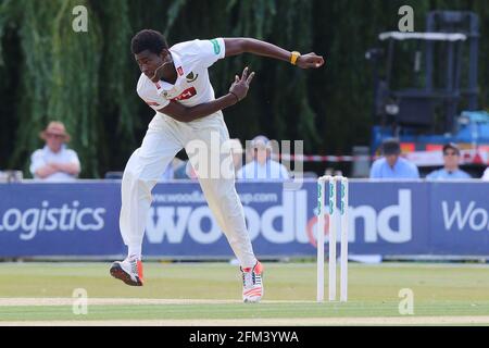 Jofra Archer en action de bowling pour Sussex pendant le CCC d'Essex contre Sussex CCC, Specsavers County Championship Division 2 Cricket au terrain du comté d'Essex Banque D'Images