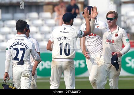 Simon Harmer, d'Essex, est félicité par ses coéquipiers après avoir pris le cricket de Jeetan Patel, son sixième des gains pendant le CCC d'Essex contre Warwick Banque D'Images