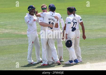 Simon Harmer, d'Essex, est félicité par ses coéquipiers après avoir pris le cricket de Jeetan Patel pendant le CCC d'Essex contre CCC de Warwickshire, Conseil des spectateurs Banque D'Images