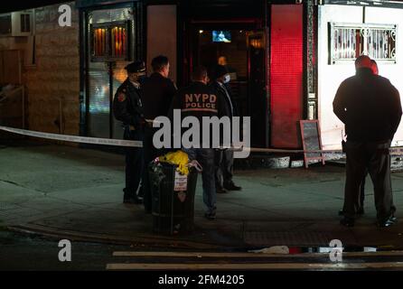 Bronx, États-Unis. 05e mai 2021. Les policiers de New York enquêtent sur la scène d'une fusillade dans le Bronx où une personne a été prise. (Photo de Steve Sanchez/Pacific Press) Credit: Pacific Press Media production Corp./Alay Live News Banque D'Images