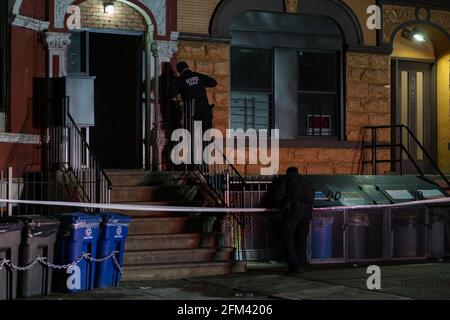 Bronx, États-Unis. 05e mai 2021. Les policiers de New York enquêtent sur la scène d'une fusillade dans le Bronx où une personne a été prise. (Photo de Steve Sanchez/Pacific Press) Credit: Pacific Press Media production Corp./Alay Live News Banque D'Images