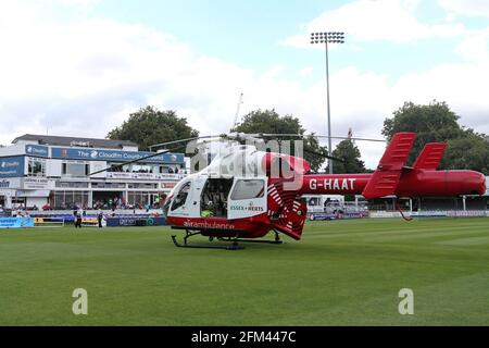 L'ambulance aérienne d'Essex & Herts dans l'extérieur du terrain alors que le début du match est retardé devant Essex Eagles vs Kent Spitfires, NatWest T20 Blast Cricke Banque D'Images