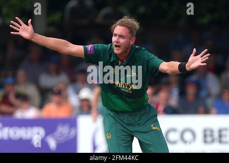 Stuart Broad of Notts lance un appel pour le cricket d'Alastair Cook pendant Essex Eagles vs Notts Outlaws, Royal London One-Day Cup semi-final Cricket au Banque D'Images