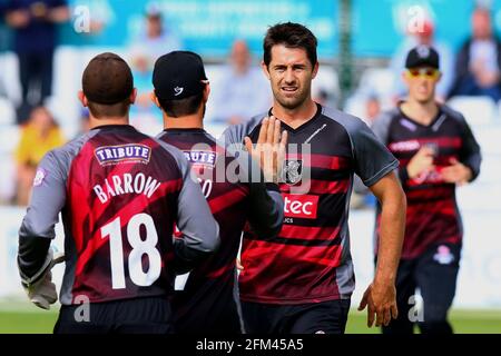 Tim Groenewald, de Somerset, est félicité par ses coéquipiers après avoir pris le cricket de Jesse Ryder pendant Essex Eagles vs Somerset, Royal London One Banque D'Images