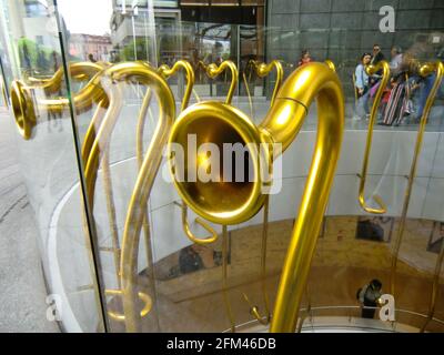 Détail de la trompette, Art urbain d'Alberto Garutti, Gae Aulenti Square, Milano, Milan, Lombardie, Italie, Europe Banque D'Images