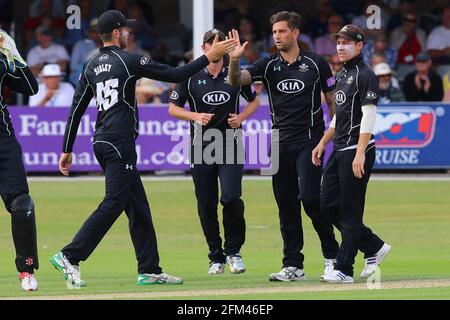 Jade Dernbach de Surrey (2e R) est félicité par ses coéquipiers après avoir pris le cricket de Jesse Ryder pendant Essex Eagles vs Surrey, Royal London Banque D'Images