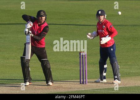 Stiaan van Zyl dans l'action de batting pour Sussex alors qu'Adam Wheater regarde derrière les souches pendant Essex Eagles vs Sussex Sharks, Royal London One-Day Banque D'Images