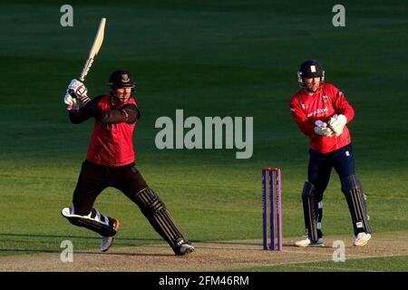 Stiaan van Zyl dans l'action de batting pour Sussex alors qu'Adam Wheater regarde derrière les souches pendant Essex Eagles vs Sussex Sharks, Royal London One-Day Banque D'Images