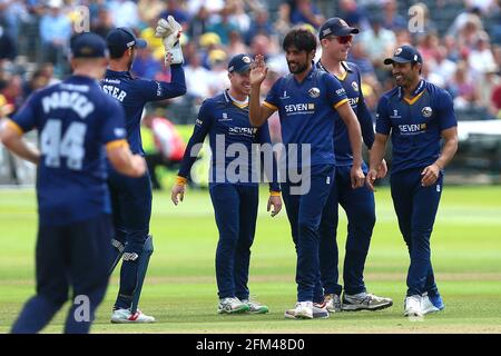 Mohammad Amir d'Essex est félicité par ses coéquipiers après avoir pris le cricket de Phil Mustard pendant Gloucestershire vs Essex Eagles, NatWest T20 Banque D'Images