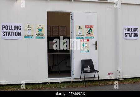 Shepshed, Leicestershire, Royaume-Uni. 6 mai 2021. L'équipement de désinfection est installé sur une chaise à l'extérieur d'un bureau de vote dans une unité mobile pendant les élections locales. Des millions de personnes à travers la Grande-Bretagne vont voter jeudi pour la plus grande série de votes depuis les élections législatives de 2019. Credit Darren Staples/Alay Live News. Banque D'Images