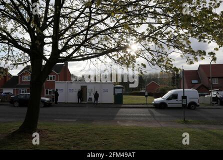 Shepshed, Leicestershire, Royaume-Uni. 6 mai 2021. Les hommes attendent de voter aux élections locales à l'extérieur d'un bureau de vote dans une unité mobile. Des millions de personnes à travers la Grande-Bretagne vont voter jeudi pour la plus grande série de votes depuis les élections législatives de 2019. Credit Darren Staples/Alay Live News. Banque D'Images