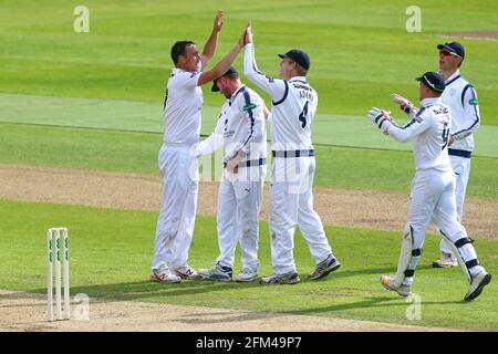 Kyle Abbott du Hampshire est félicité par ses coéquipiers après avoir pris le guichet de Simon Harmer pendant le CCC du Hampshire contre le CCC d'Essex, SpecCounsavers Banque D'Images