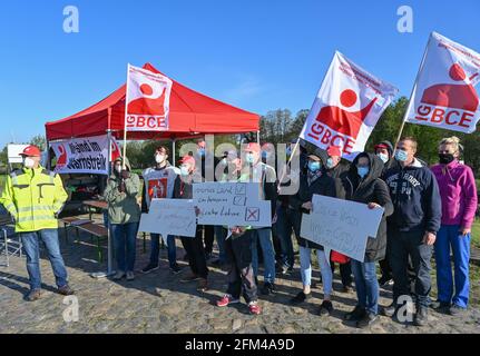 06 mai 2021, Brandebourg, Beeskow: Employés du fabricant d'emballages Linpac lors d'une grève d'avertissement devant les locaux de l'usine. Jeudi matin, les employés du fabricant d'emballages Linpac à Beeskow (district d'Oder-Spree) ont cessé de travailler. La grève d'avertissement de 24 heures a été déclenchée par l'Union industrielle des mines, de la chimie et de l'énergie (IG BCE). Avec l'action industrielle, le syndicat veut réaliser un contrat de maison propre pour l'entreprise. Les employés de Linpac à Beeskow gagnent beaucoup moins pour le même travail que sur le site de Ritterhude de de Linpac en Basse-Saxe Banque D'Images