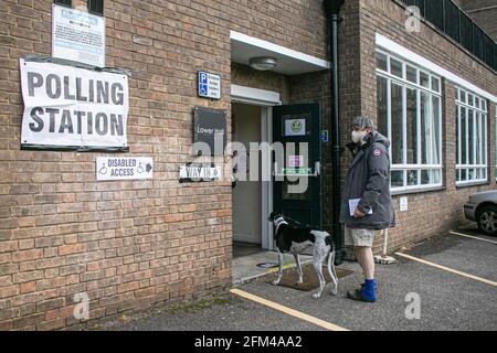 WIMBLEDON LONDRES 6 mai 2021. Un homme marche avec son chien jusqu'au bureau de vote de l'église du Sacré-cœur de Wimbledon pour voter alors que des millions d'électeurs vont aux sondages sur ce qui est connu sous le nom de Super jeudi pour la première fois en deux ans à travers le pays pour le maire de Londres et pour Élire les parlements écossais et gallois, ainsi que le maire et les conseillers régionaux. Les élections locales ont été reportées l'an dernier en raison de la pandémie du coronavirus. Credit amer ghazzal/Alamy Live News Banque D'Images