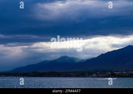 Issyk-Kul est un lac endorheic situé dans les montagnes du Tian Shan du nord, dans l'est du Kirghizistan. C'est le septième lac le plus profond du monde, le dixième plus grand lac du monde en volume (mais pas en surface) et le deuxième plus grand lac salin après la mer Caspienne. Kirghizistan. Banque D'Images