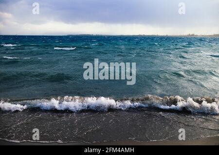 Issyk-Kul est un lac endorheic situé dans les montagnes du Tian Shan du nord, dans l'est du Kirghizistan. C'est le septième lac le plus profond du monde, le dixième plus grand lac du monde en volume (mais pas en surface) et le deuxième plus grand lac salin après la mer Caspienne. Kirghizistan. Banque D'Images