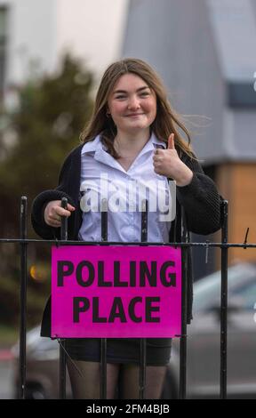 Edinburgh, Royaume-Uni. 06 mai, 2021 en photo : Lulu Perren, élève de la Trinity Academy de quatrième année, qui est devenue admissible au vote lorsqu'elle a 16 ans en mars, jette son premier vote à l'école primaire de Victoria. Crédit : Rich Dyson/Alay Live News Banque D'Images