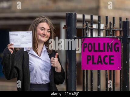 Edinburgh, Royaume-Uni. 06 mai, 2021 en photo : Lulu Perren, élève de la Trinity Academy de quatrième année, qui est devenue admissible au vote lorsqu'elle a 16 ans en mars, jette son premier vote à l'école primaire de Victoria. Crédit : Rich Dyson/Alay Live News Banque D'Images