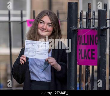 Edinburgh, Royaume-Uni. 06 mai, 2021 en photo : Lulu Perren, élève de la Trinity Academy de quatrième année, qui est devenue admissible au vote lorsqu'elle a 16 ans en mars, jette son premier vote à l'école primaire de Victoria. Crédit : Rich Dyson/Alay Live News Banque D'Images