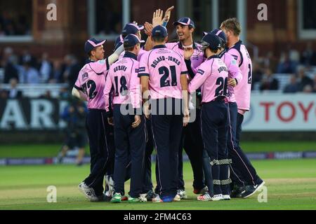 Ollie Rayner, de Middlesex, est félicité par ses coéquipiers après avoir pris le cricket de Jesse Ryder pendant Middlesex vs Essex Eagles, NatWest T20 Blas Banque D'Images