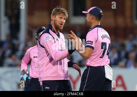 Ollie Rayner, de Middlesex, est félicité par ses coéquipiers après avoir pris le cricket de Jesse Ryder pendant Middlesex vs Essex Eagles, NatWest T20 Blas Banque D'Images