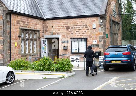 Camborne,Cornwall,6 mai 2021, les élections du Conseil de Cornwall ont eu lieu aujourd'hui au All Saints Community Centre, le bureau de scrutin est ouvert de 7h à 22h avant que les cartes de vote ne soient prises pour être comptées.Credit: Keith Larby/Alay Live News Banque D'Images