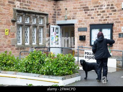 Camborne,Cornwall,6 mai 2021, les élections du Conseil de Cornwall ont eu lieu aujourd'hui, les électeurs ont voté au All Saints Community Centre, le bureau de scrutin est ouvert de 7h à 22h avant que les cartes de vote ne soient prises pour être comptées.Credit: Keith Larby/Alay Live News Banque D'Images