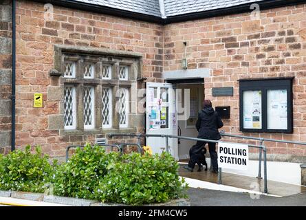 Camborne,Cornwall,6 mai 2021, les élections du Conseil de Cornwall ont eu lieu aujourd'hui, les électeurs ont voté au All Saints Community Centre, le bureau de scrutin est ouvert de 7h à 22h avant que les cartes de vote ne soient prises pour être comptées.Credit: Keith Larby/Alay Live News Banque D'Images