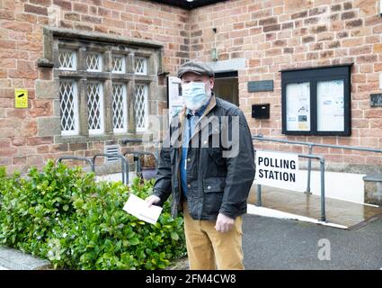 Camborne,Cornwall,6 mai 2021, les élections du Conseil de Cornwall ont eu lieu aujourd'hui au All Saints Community Centre, le bureau de scrutin est ouvert de 7h à 22h avant que les cartes de vote ne soient prises pour être comptées.Credit: Keith Larby/Alay Live News Banque D'Images